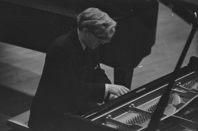 III Üleliiduline pianistide konkurss, Estonia kontserdisaal, 1969, pildil: Peep Lassmann – Tallinna Konservatooriumi 4.kursuse üliõpilane  similar photo