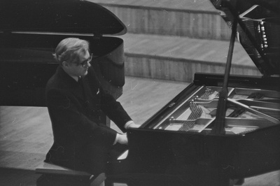 III Üleliiduline pianistide konkurss, Estonia kontserdisaal, 1969, pildil: Peep Lassmann – Tallinna Konservatooriumi 4.kursuse üliõpilane  similar photo