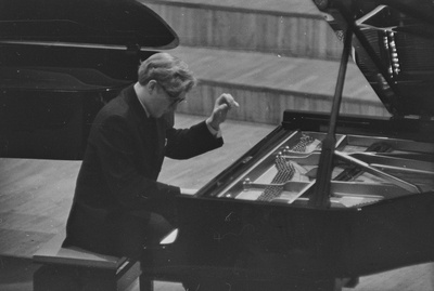 III Üleliiduline pianistide konkurss, Estonia kontserdisaal, 1969, pildil: Peep Lassmann – Tallinna Konservatooriumi 4.kursuse üliõpilane  similar photo