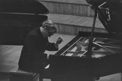 III Üleliiduline pianistide konkurss, Estonia kontserdisaal, 1969, pildil: Peep Lassmann – Tallinna Konservatooriumi 4.kursuse üliõpilane  similar photo