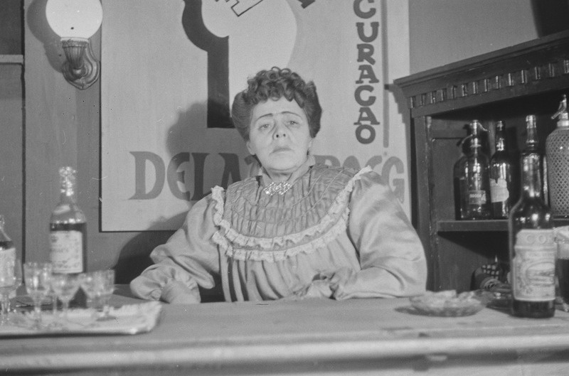 Lõvi linnaväljakul, Teater Estonia, 1948, osades: Kohviku perenaine – Albina Kausi