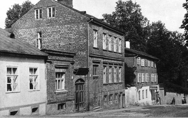 Gardens. View GardensTechnological corners of the city centre. In one house, a towel workshop advertisement: Portno.   
Tartu, 1910s.