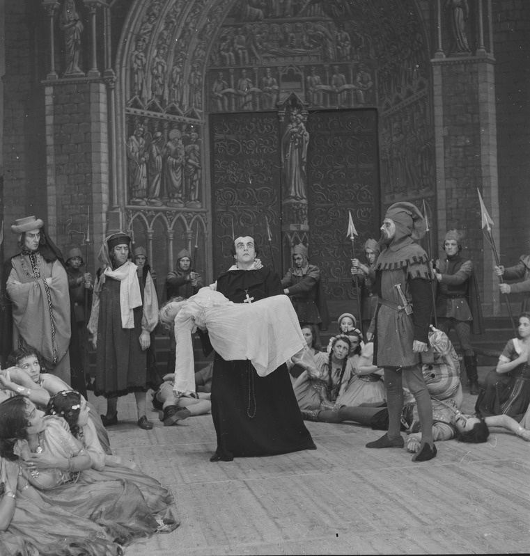 Esmeralda, Teater Estonia, 1951, osades: Esmeralda – Eike Joasoo, Claude Frollo – Verner Hagus, Timukas – juhan Jürgo