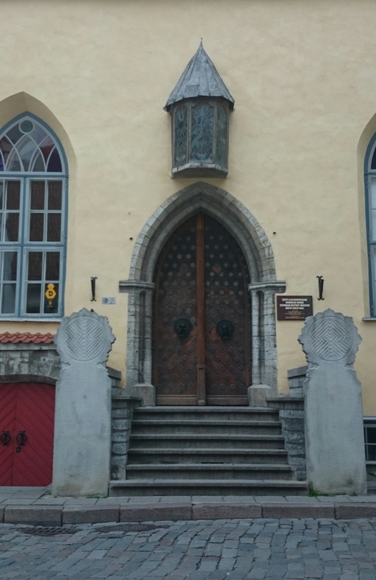 Börsihoone (Suurgildi hoone) portaal Pikal tänaval. Ukse kohal plakat kirjaga: "II Eesti Raadionäitus". rephoto