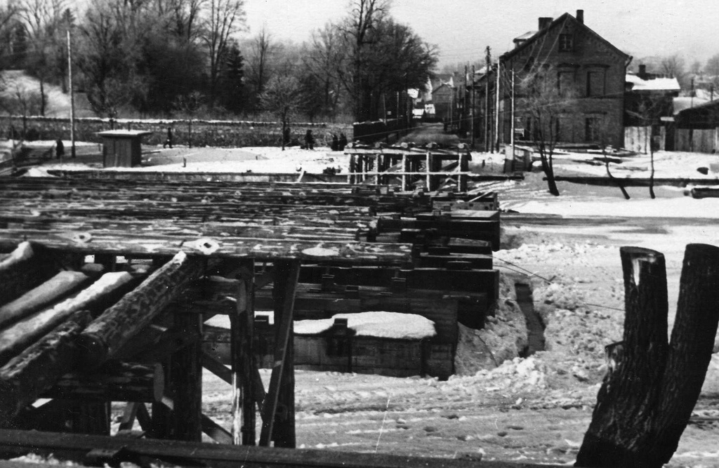 Pontoon bridge at Kroonuaia t. Bridge innovations. Tartu, 1970-1980.  Photo Hillar Palamets.