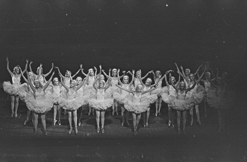 Pähklipureja, Teater Estonia, 1952, pildil: Lumehelbekeste tants