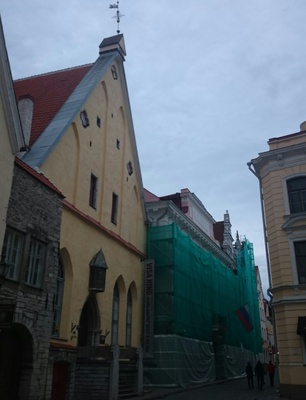 Tallinn, vaade Pikale tänavale Börsi käigu juurest. rephoto