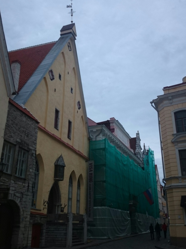 Tallinn, vaade Pikale tänavale Börsi käigu juurest. rephoto