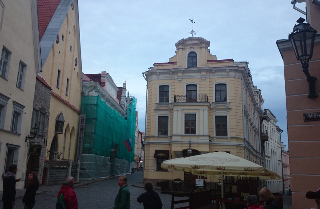 Tallinn, Pika tänava ja Pühavaimu tänava hargnemine, keskel endine Georg Stude maja. rephoto