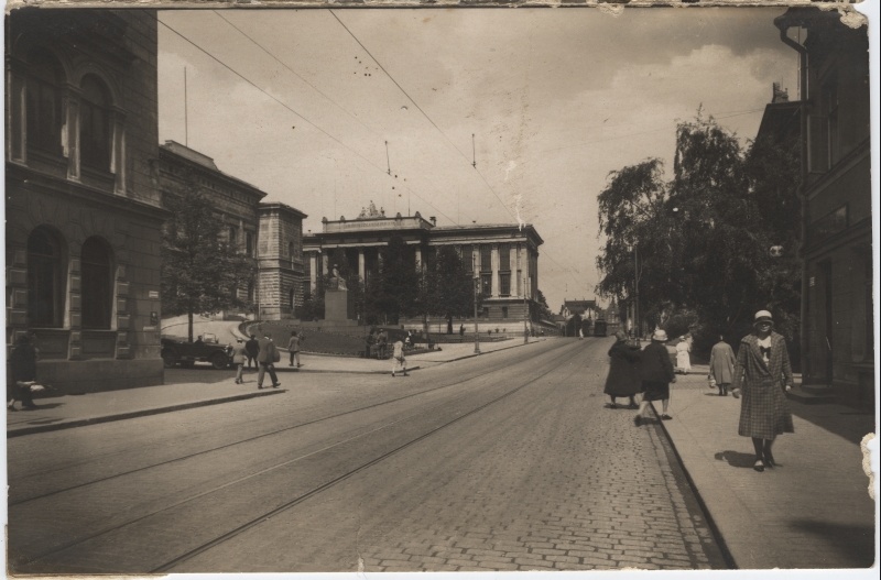 The Church of Helsinki Nikolai, the Bank of Finland and the building of the National Archive.