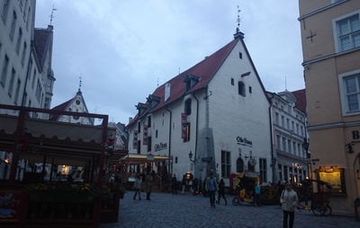 Tallinn, Vana turg, taga Pakkmaja, vasakul hoburaudtee. rephoto
