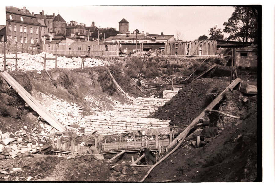Construction of a swimming pool on New Street