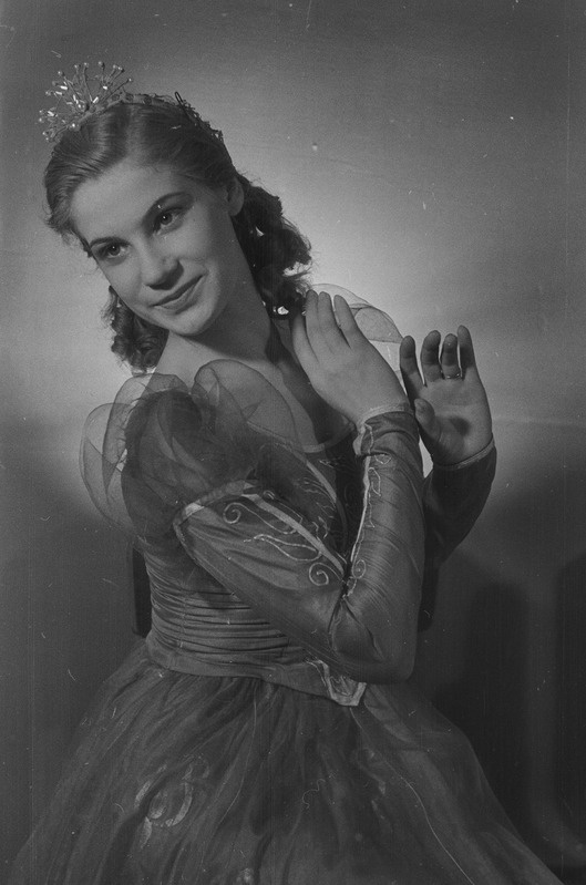 Esmeralda, Teater Estonia, 1951, osades: Fleur de Lice` sõbratar – Yvonne Raksnevitš
