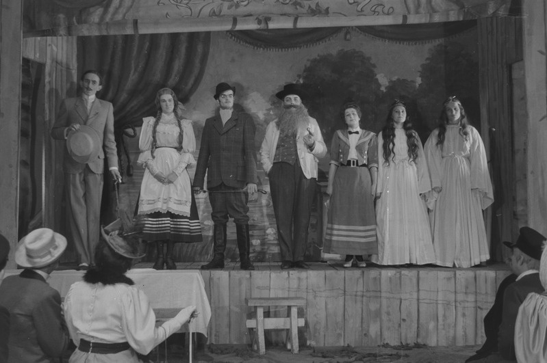 Kosjasõit, Teater Estonia, 1947, pildil: stseen etendusest, paremalt kolmas – Vello Viisimaa