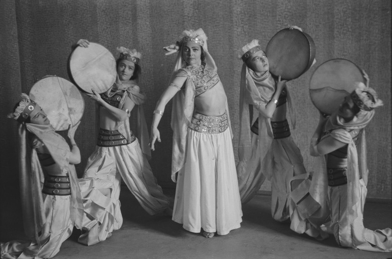 Kõrvelaul, Teater Estonia, 1946, pildil: Veera Leever, Aino Ebraus, Juta Arg, Tagmar Trimm, Erika Määrits, Haaremi tants