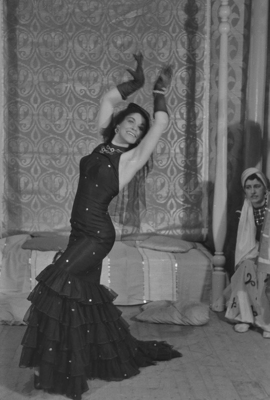 Kõrvelaul, Teater Estonia, 1946, pildil: Senta Ots, Aino Ebraus ja Helga Rips, Hispaania tants
