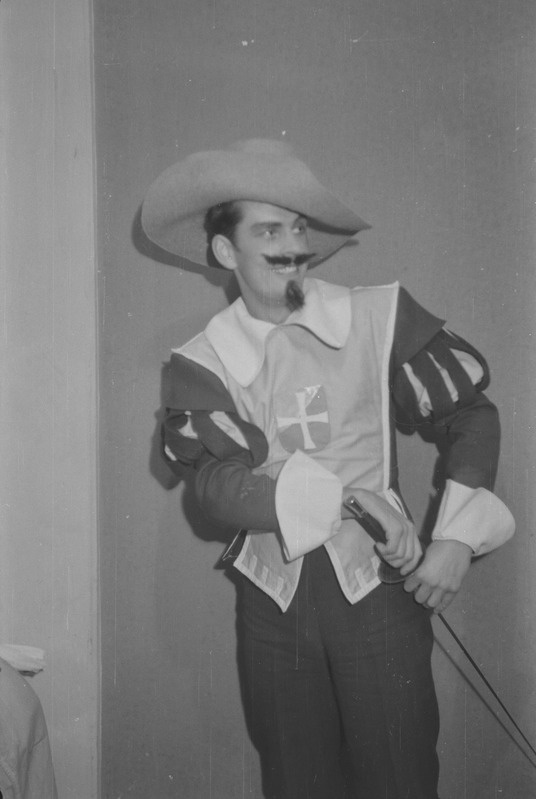 Kolm musketäri, Teater Estonia, 1945, osades: Musketär – Armin Alla