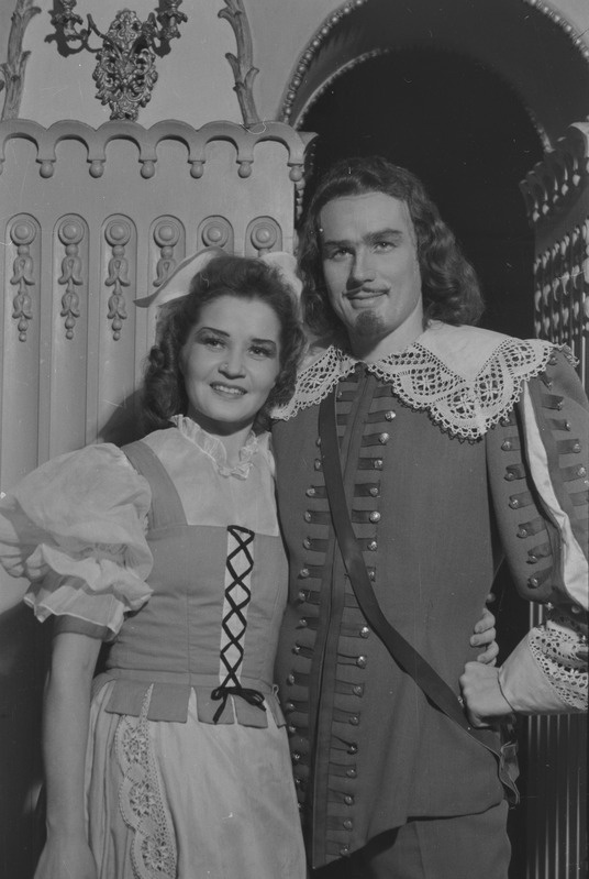 Kolm musketäri, Teater Estonia, 1945, osades: Mustlanna – Asta Ots, D`Artagnan – Georg Ots