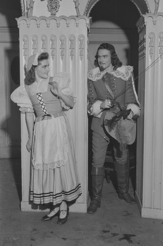 Kolm musketäri, Teater Estonia, 1945, osades: Mustlanna – Asta Ots, D`Artagnan – Georg Ots