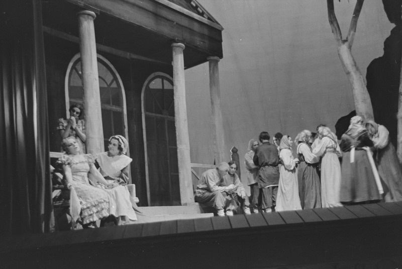 Jevgeni Onegin, Teater Estonia, 1944, pildil: stseen etendusest, 1. pilt