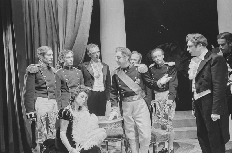 Jevgeni Onegin, Teater Estonia, 1944, pildil: Tatjana – Elsa Maasik, Gremin – Ott Raukas, Onegin – Tiit Kuusik