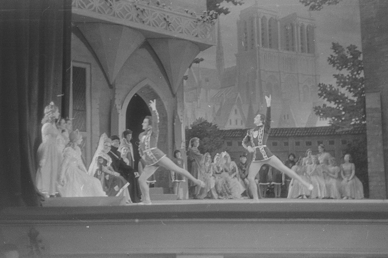 Esmeralda, Teater Estonia, 1951, osades: Teine ohvitser – Johannes Viirg, Esimene ohvitser – Uno Puusaag