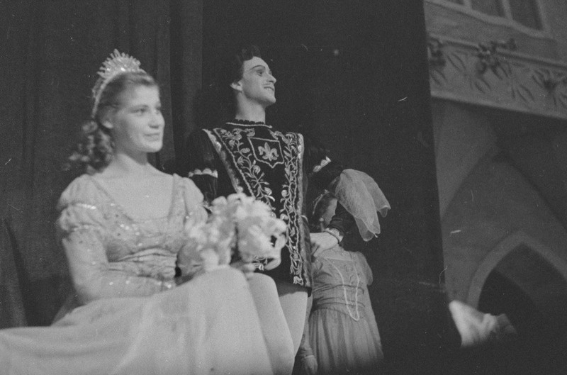 Esmeralda, Teater Estonia, 1951, osades: Fleur de Lice - Yvonne Raksnevitš, Fleur de Lice`i ema – Eva Meil, Phobus – Oleg Tšisinadze