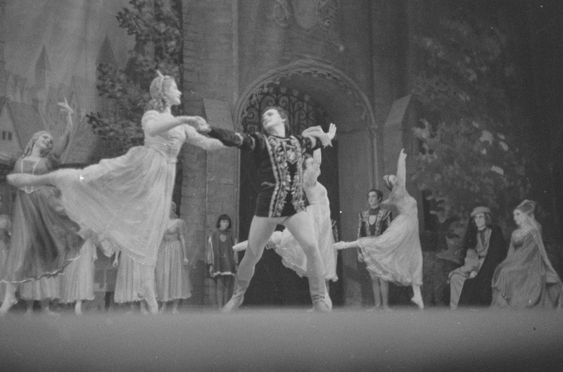 Esmeralda, Teater Estonia, 1951, osades: Fleur de Lice - Yvonne Raksnevitš, Fleur de Lice`i ema – Eva Meil, Phobus – Oleg Tšisinadze