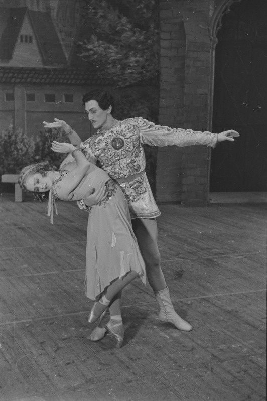 Esmeralda, Teater Estonia, 1951, osades: Esmeralda – Eike Joasoo, Phobus – Garibaldi Kivisalu