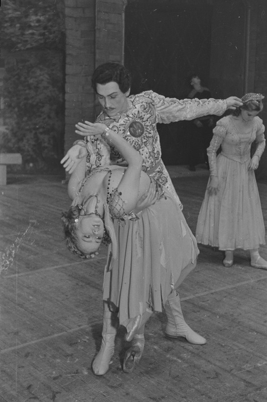 Esmeralda, Teater Estonia, 1951, osades: Esmeralda – Eike Joasoo, Phobus – Garibaldi Kivisalu