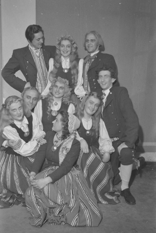 Säärane mulk ehk sada vakka tangusoola, Teater Estonia, 1945, pildil: ülalt vasakule – Olaf Paesüld, Velda Luberg-Metsis, Edmund Liim, Astrid Saaga, Edgar Vilba, Laine Paide, Evi Jalakas, Kalju Vaha, Maimu Pohlak