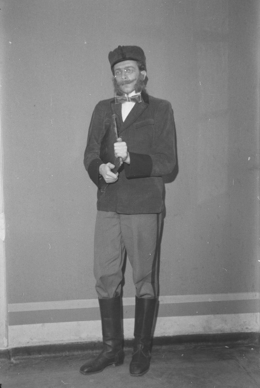 Säärane mulk ehk sada vakka tangusoola, Teater Estonia, 1945, osades: Vallakirjutaja – Harald Metsis
