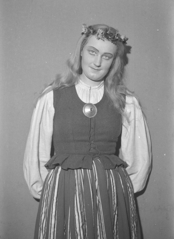 Säärane mulk ehk sada vakka tangusoola, Teater Estonia, 1945, osades: Talguline – Velda Luberg-Metsis, Jüts – Laine Kuulma, Talguline – Astrid Saaga