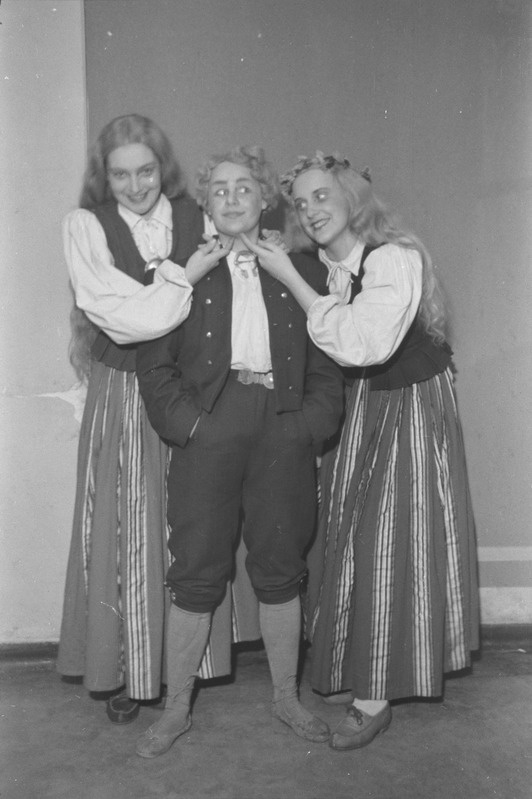 Säärane mulk ehk sada vakka tangusoola, Teater Estonia, 1945, osades: Talguline – Evi Jalakas