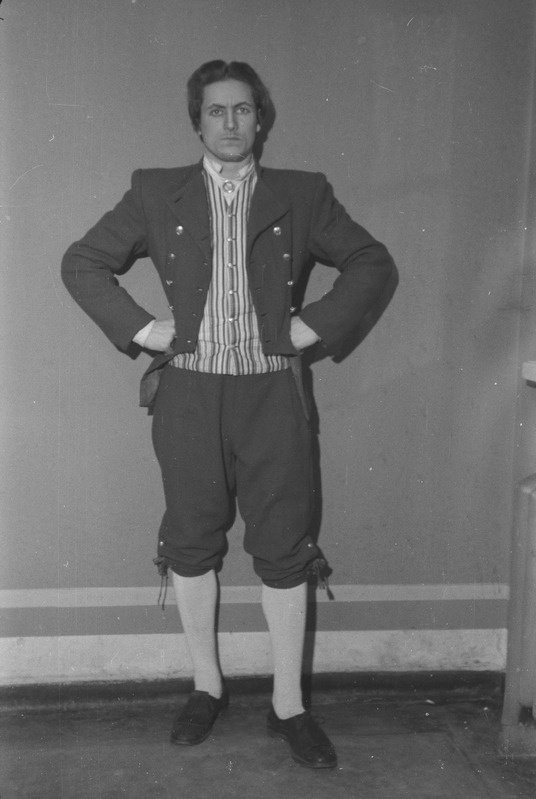 Säärane mulk ehk sada vakka tangusoola, Teater Estonia, 1945, osades: Talguline – Olaf Paesüld