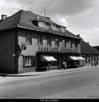 Pärnu Tarbijate Kooperatiivi kauplus Riia maantee ja Sepa tänava nurgal.  similar photo
