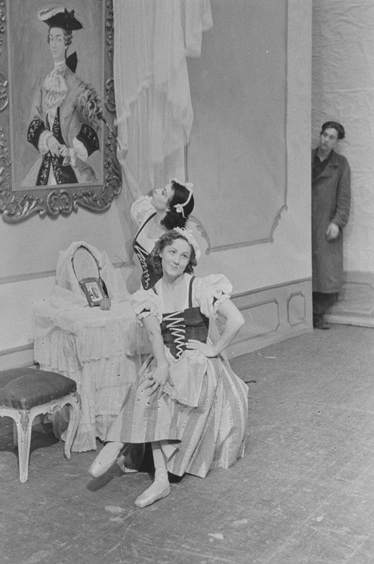 Ebapeig, Teater Estonia, 1954, pildil: Ita Kongas, Hilja Liire