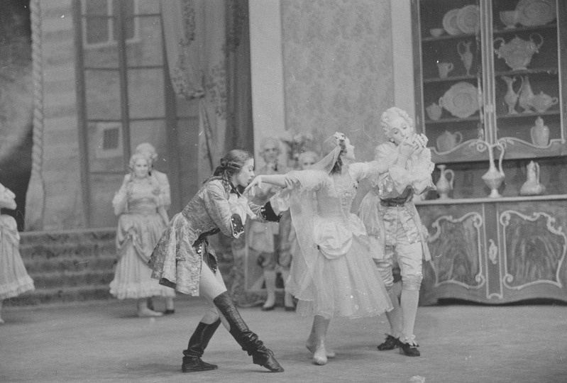 Ebapeig, Teater Estonia, 1954, osades: Beatrice – Ülle Ulla, Clarige – Teesi Mõtus, Silvio – Uno Puusaag