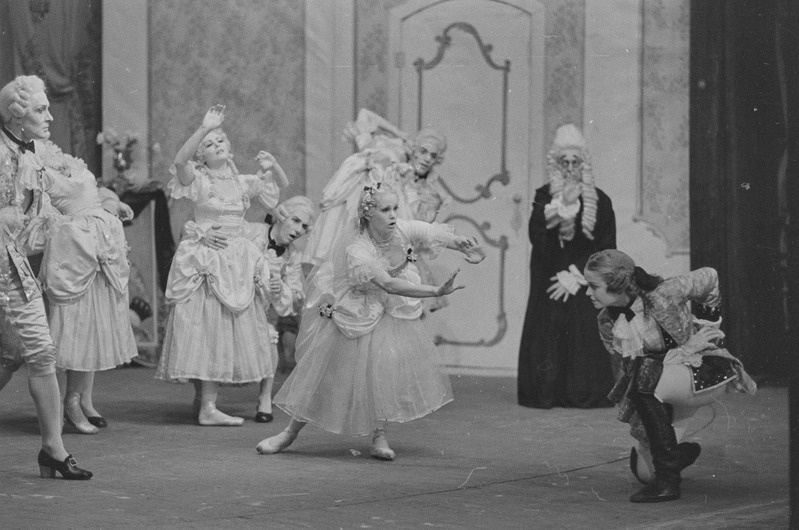 Ebapeig, Teater Estonia, 1954, pildil: Beatrice – Helmi Puur – 1. paremalt, Doktor Lombardi – Rein Ranniku – 2. paremalt, Clarige – Eike Joasoo – keskel