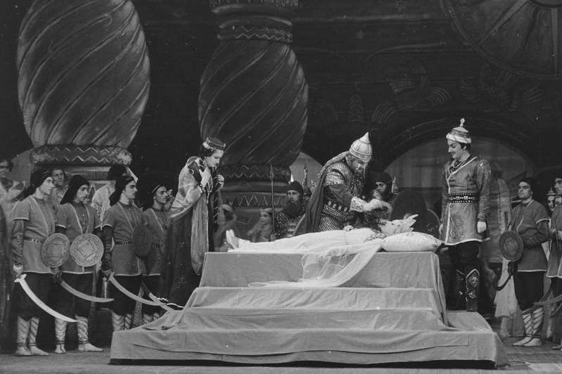 Ruslan ja Ludmilla, Teater Estonia, 1954, osades: Gorislava – Aino Külvand, Ruslan – Tiit Kuusik, Ludmilla – Veera Neelus, Ratmir – Ludmilla Issakova