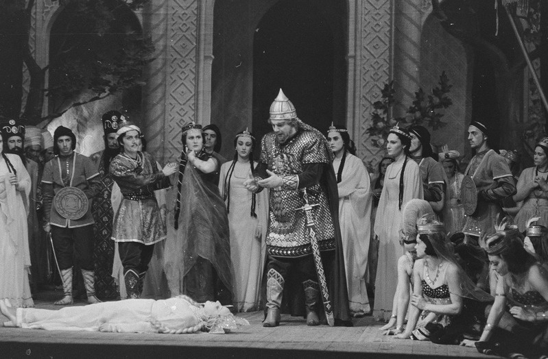 Ruslan ja Ludmilla, Teater Estonia, 1954, osades: Gorislava – Aino Külvand, Ruslan – Tiit Kuusik, Ludmilla – Veera Neelus, Ratmir – Ludmilla Issakova