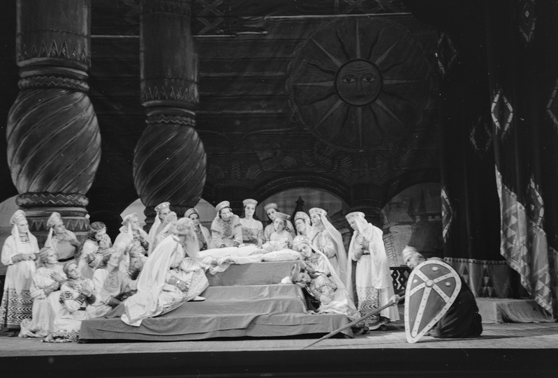 Ruslan ja Ludmilla, Teater Estonia, 1954, osades: Svetosar – Artur Linnamägi, Ludmilla – Veera Neelus