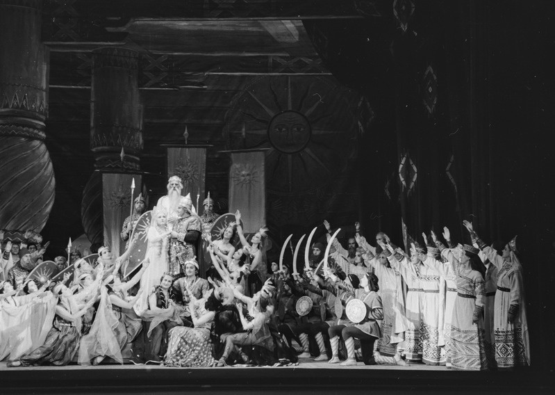 Ruslan ja Ludmilla, Teater Estonia, 1954, pildil: stseen etendusest