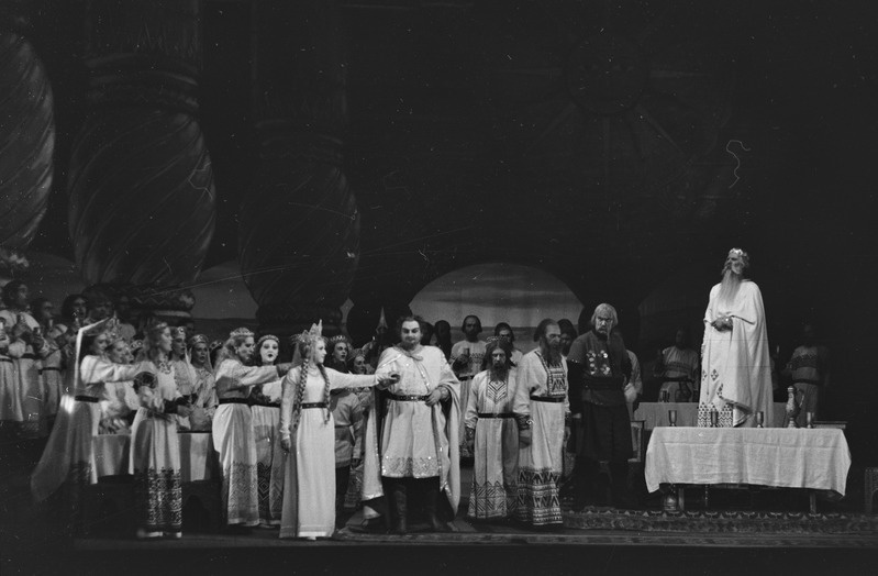 Ruslan ja Ludmilla, Teater Estonia, 1954, osades: Ludmilla – Veera Neelus, Ruslan – Tiit Kuusik, Farlaf – Aaro Pärn, Svetosar – Artur Linnamägi