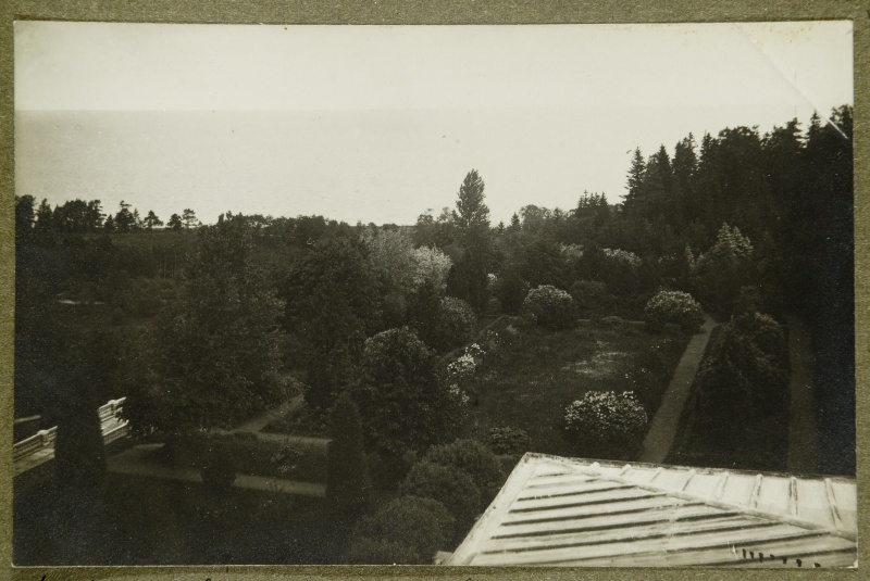Album: "Pilds: Tour on the Viru beach. June 6-10, 1920 Photo: J. Bockmann, Amblas." - Toila, Oru Castle, Ontika Bank and beach, Lotla Firestone Mining views, group pictures of excursioners.