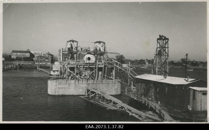 Pärnu Suursilla ehitus, paremal nurgas ujuv töökoda praamil Marie