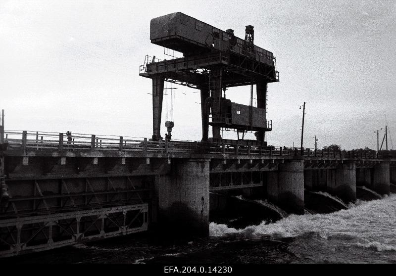 Narva Hüdroelektrijaama pais metallsulgurite ja kraanaga.