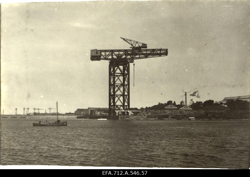 100-tonnise kandejõuga Beckeri tehase kraana Tallinna sadamas.