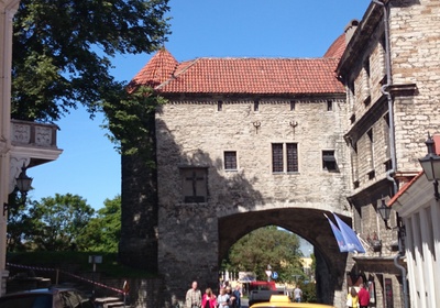 Tallinn, Suur Rannavärav, vaade Pikalt tänavalt. rephoto