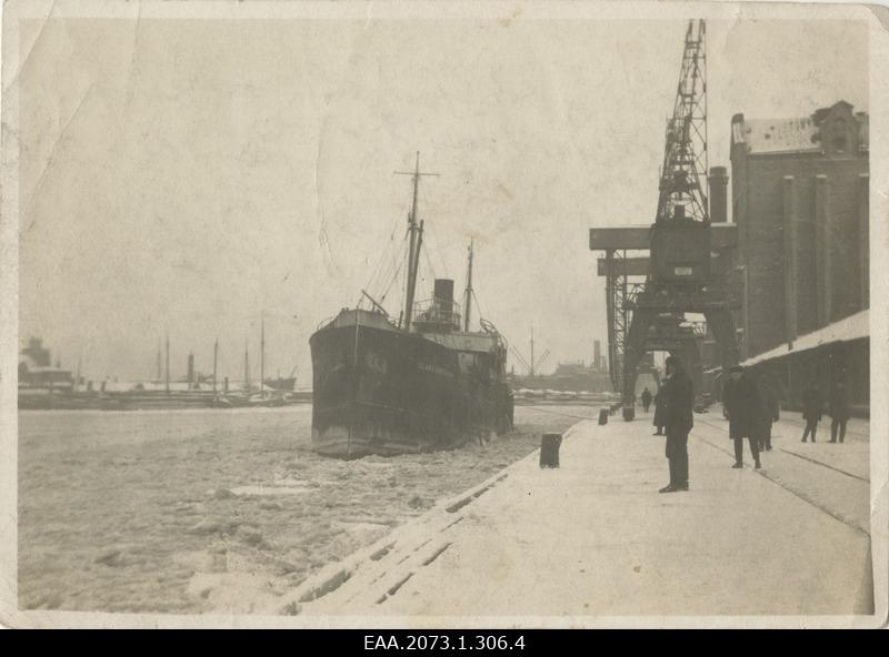 Jäätunud Tallinna sadam 1926. aasta veebruaris, basseinis kaubalaev (Olari...?), paremal elevaator, elektrikraanad ja sadamatöölised